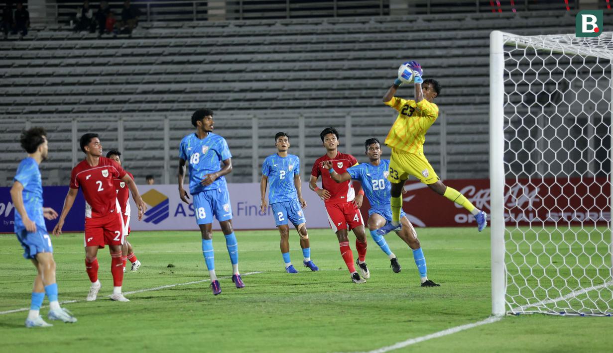 Kiper India, Kaithamalai Mohanraj menangkap bola dalam laga uji coba melawan Timnas Indonesia di Stadion Madya, Senayan, Jakarta, Jumat (10/10/2025). (Bola.com/Muhammad Iqbal Ichsan)