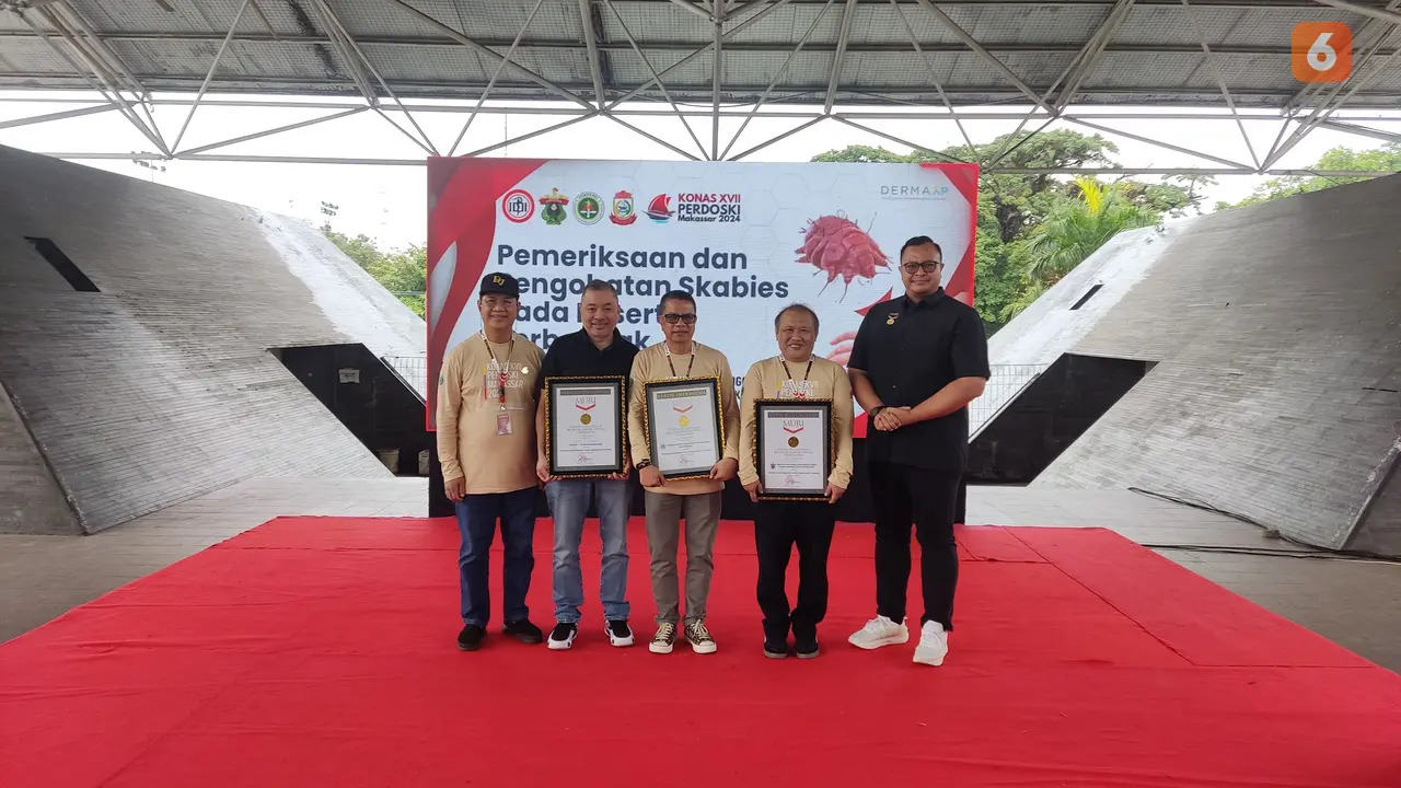MURI serahkan piagam dalam kegiatan pemeriksaan dan pengobatan skabies gratis dengan peserta terbanyak (Liputan6.com/Fauzan)
