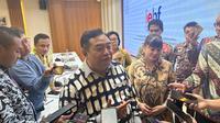 Direktur Jenderal (Dirjen) Amerika dan Eropa Kemlu RI Umar Hadi dalam pernyataan pers kepada media di Jakarta, Jumat (27/9/2024). (Liputan6.com/Benedikta Miranti)