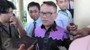 Dirjen Pajak Kemenkeu Ken Dwijugeasteadi memberi keterangan usai mendatangi Mabes Polri, Jakarta, Rabu (13/4). Dirjen Pajak berkoordinasi menyusul kasus tewasnya dua petugas pajak saat sedang bertugas di Nias. (Liputan6.com/Angga Yuniar)