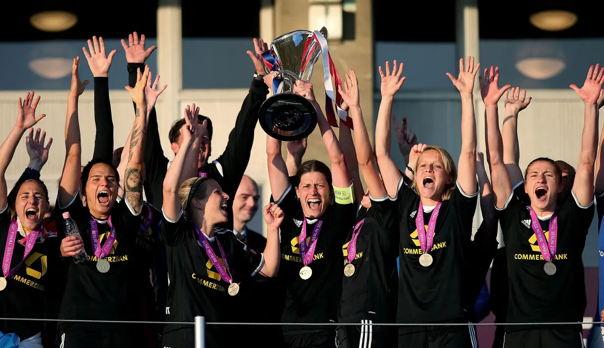 Tim sepak bola wanita Eintracht Frankfurt atau dikenal sebagai 1. FFC Frankfurt menjalani kesuksesannya di awal abad ke-21. Klub ini secara berturut-turut mampu menyabet gelar liga domestik antara tahun 2000 hingga 2003. Mereka juga pernah memenangkan Piala Wanita UEFA 2002. (AFP/Ronny Hartmann)