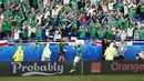  Pemain Irlandia Utara, Niall McGinn merayakan golnya bersama fans saat menglahkan Ukraina 2-0  pada laga grup C Euro Cup 2016 di Stadion Parc Olympique Lyonnais, Kamis ( 16/6/2016) WIB.  (REUTERS/Max Rossi)