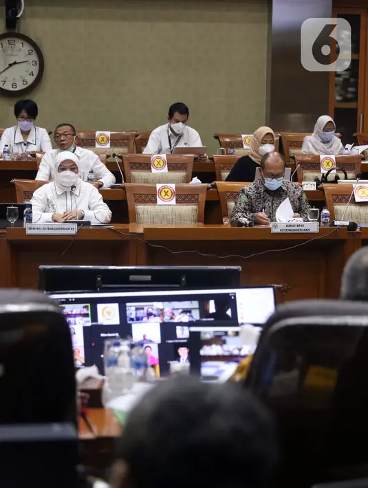 Menteri Ketenagakerjaan Ida Fauziah (kiri) rapat kerja dengan Komisi IX DPR di Kompleks Parlemen, Jakarta, Selasa (9/2/2021). Rapat membahas kesiapan penyelenggaraan program sistem penempatan satu kanal (SPSK) pekerja migran Indonesia (PMI) ke Arab Saudi. (Liputan6.com/Angga Yuniar)