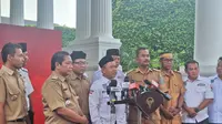 Sejumlah perwakilan kepala desa usai menemui Jokowi di Istana Kepresidenan Jakarta, Selasa (7/11/2023). (Liputan6.com/Lizsa Egeham)