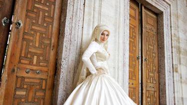 15 Inspirasi Wedding Dress Cantik Untuk Muslimah Berhijab Fimela Fimela Com
