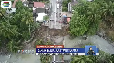 Hujan deras akibatkanair terjun Lembah Anai di Padang Pariaman meluap hingga ke jalan.