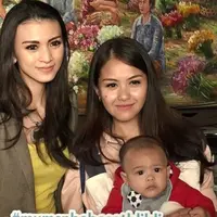 Donita dan Adi Nugroho ditemani sang anak, Athariz Alfarizqi Svarga Nugroho di Ramadan tahun ini.