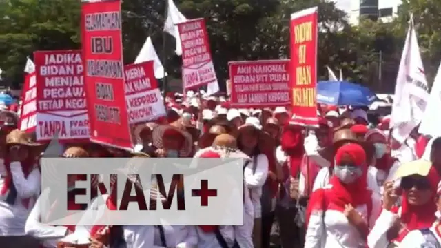 Massa yang terdiri dari Forum Bidan Pegawai Tidak Tetap (Pusat Indonesia) berdemo di depan gedung Kementerian Kesehatan RI. Para bidan menuntut diangkat menjadi PNS Tanpa Syarat