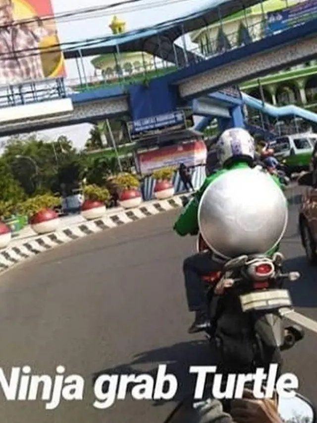 Bikin Khawatir, 8 Potret Driver Ojek Online Lagi Bawa Perabot Rumah Tangga