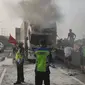 Satu unit mobil boks terbakar di Jalan Tol Ir. Wiyoto Wiyono mengarah ke Pluit, Jakut pada Jumat (2/6/2023) pagi. Tidak ada korban jiwa maupun luka akibat insiden kebakaran ini.