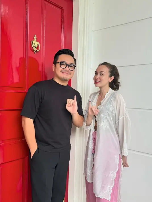 Rianti Cartwright tampil dengan kebaya putih panjang dengan aksen bordiran dipadukan celana pink dan sandal hitam. [@riantic]