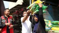 Warga di Kelurahan Arjowinangun membeli beras SPHP yang disediakan pemerintah kota setempat pada Selasa, 26 Maret 2024 (Prokopim Kota Malang)