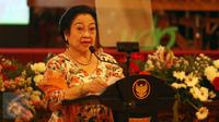 Presiden Ke-5 RI, Megawati Soekarnoputri memberikan pidato saat Peringatan KAA 2017 di Istana Negara, Jakarta, Selasa (18/4). Menurut Megawati, awal berdirinya KAA bukan dimaksudkan untuk menentang blok lain (Liputan6.com/Angga Yuniar)