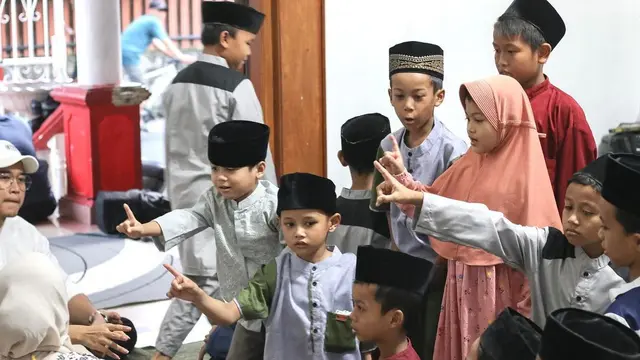 6 Potret Erina Gudono dan Kaesang Buka Puasa Bersama Anak Yatim, Banjir Pujian