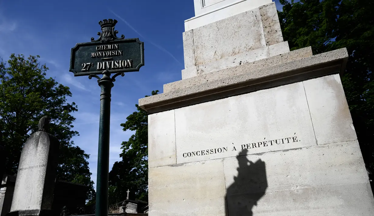 Sebuah kuburan terlihat di pemakaman Pere Lachaise di Paris (22/7/2019). Pemakaman Père adalah salah satu pemakaman terbesar di Paris (luasnya sekitar 44 hektar 110 acre). (AFP Photo/Philippe Lopez)