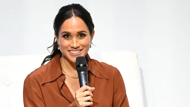 4 Gaya Mewah Meghan Markle Selama Tur ke Kolombia, Pakai Blus Victoria Beckham hingga Gaun Berbelahan Tinggi