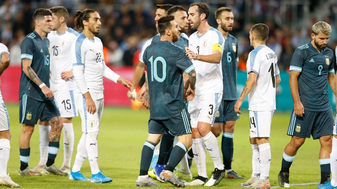 Para pemain berusaha memisahkan megabintang timnas Argentina, Lionel Messi dan penyerang timnas Uruguay, Edinson Cavani pada laga persahabatan di Stadion Bloomfield, Tel Aviv, Senin (18/11/2019). Messi dan Cavani terlibat adu mulut di lapangan, ketika Argentina tertinggal 0-1. (AP/Ariel Schalit)
