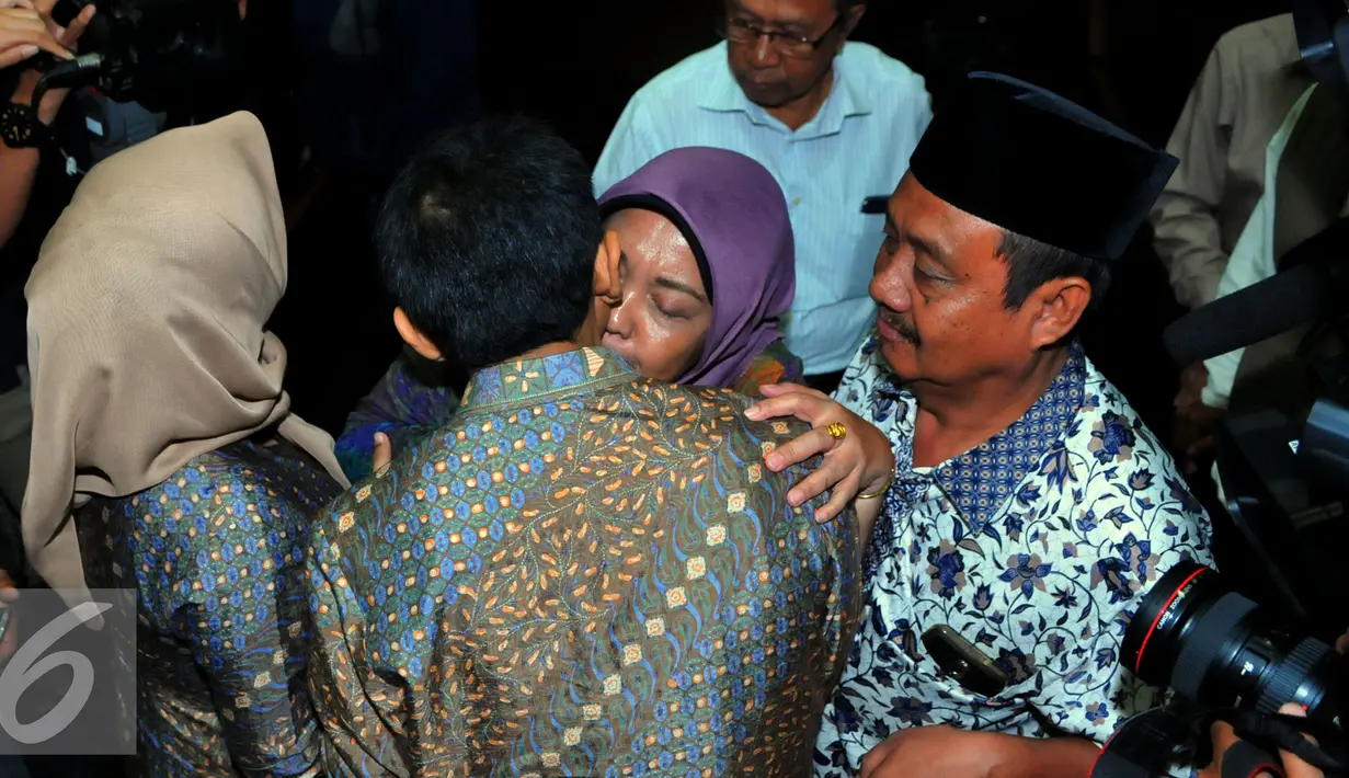 Gatot Pudjo Nugroho memeluk kerabatnya usai menjalani sidang di Pengadilan Tipikor, Jakarta,Rabu (17/2). Gatot terbukti bersalah menyuap tiga hakim dan seorang panitera PTUN Medan sebesar USD27.000 dan SGD5.000. (Liputan6.com/Faisal R Syam)