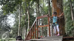 Isabella Damla Guvenilir peran utama di serial Elif sedang mencoba bermain ke tangkasan di wahana Bali Treetop Adventur Park, Bali, Rabu (26/8/2015). Isabella mengaku senang dengan aneka permainan yang dicobanya. (Liputan6.com/Herman Zakharia)