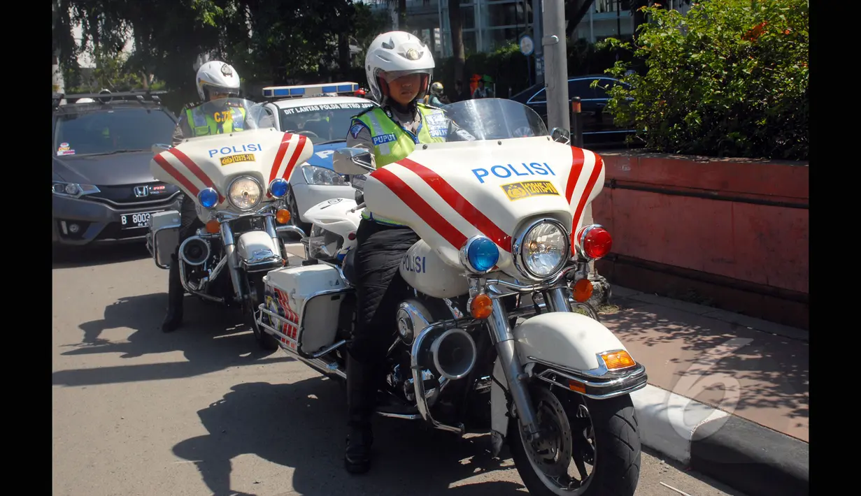 Polwan mengendarai motor besar melintasi kawasan Bundaran HI, Jakarta, Rabu (18/3/2015). Polda Metro Jaya kekurangan sepeda motor voorijder untuk pelayanan publik dan operasional mengatasi kemacetan. (Liputan6.com/Faizal Fanani)