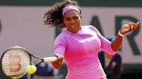 Serena Williams dari Amerika Serikat beraksi melawan Sloane Stephens dari Amerika Serikat pada pertandingan babak keempat turnamen tenis Perancis Terbuka, Paris 1 Juni 2015. EPA / ROBERT GHEMENT
