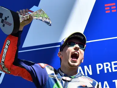 Pebalap Movistar Yamaha, Jorge Lorenzo, menjadi juara balapan MotoGP Italia di Sirkuit Mugello, Minggu (22/5/2016). Lorenzo menyalip Marquez secara dramatis jelang garis finis. (AFP/Giuseppe Cacace)