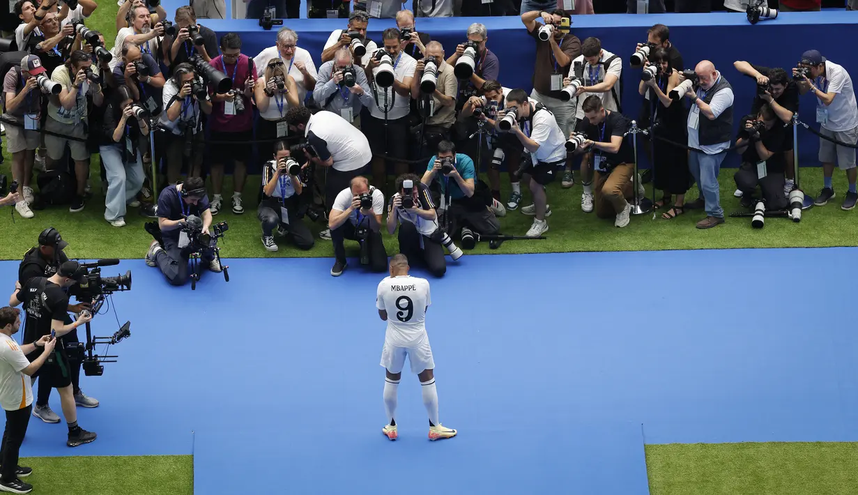 Mbappe tampil dengan menggunakan jersey Madrid. (OSCAR DEL POZO / AFP)