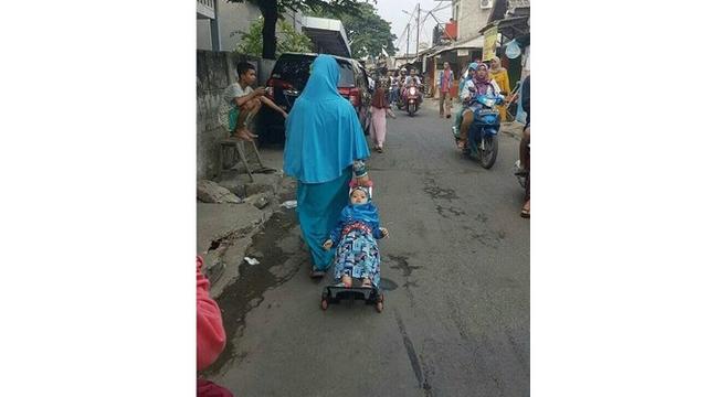 6 Kelakuan Kocak Ibu-Ibu Terlalu Santai Asuh Anak Ini Bikin Geregetan