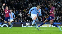 Pemain Manchester City, Erling Haaland (tengah) mencetak gol ke gawang RB Leipzig pada laga lanjutan Grup G Liga Champions 2023/2024 yang berlangsung di Etihad Stadium, Manchester, Rabu (29/11/2023). (AFP/Paul Ellis)