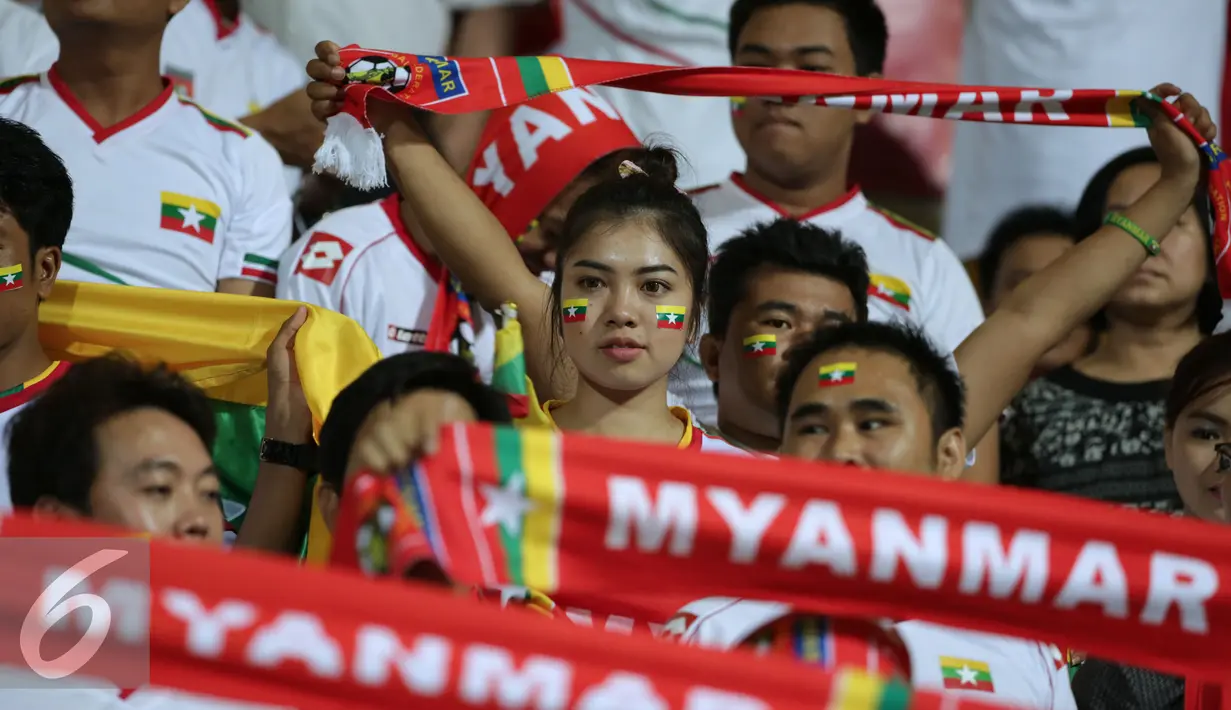 Ribuan suporter Myanmar memenuhi tribun untuk menyaksikan laga penyisihan grup A A Sea Games 2015 antara Myanmar U-23 melawan Indonesia U-23 di Stadion Jalan Besar, Singapura, Selasa (2/6/2015). Indonesia kalah 4-2. (Liputan6.com/Helmi Fithriansyah)