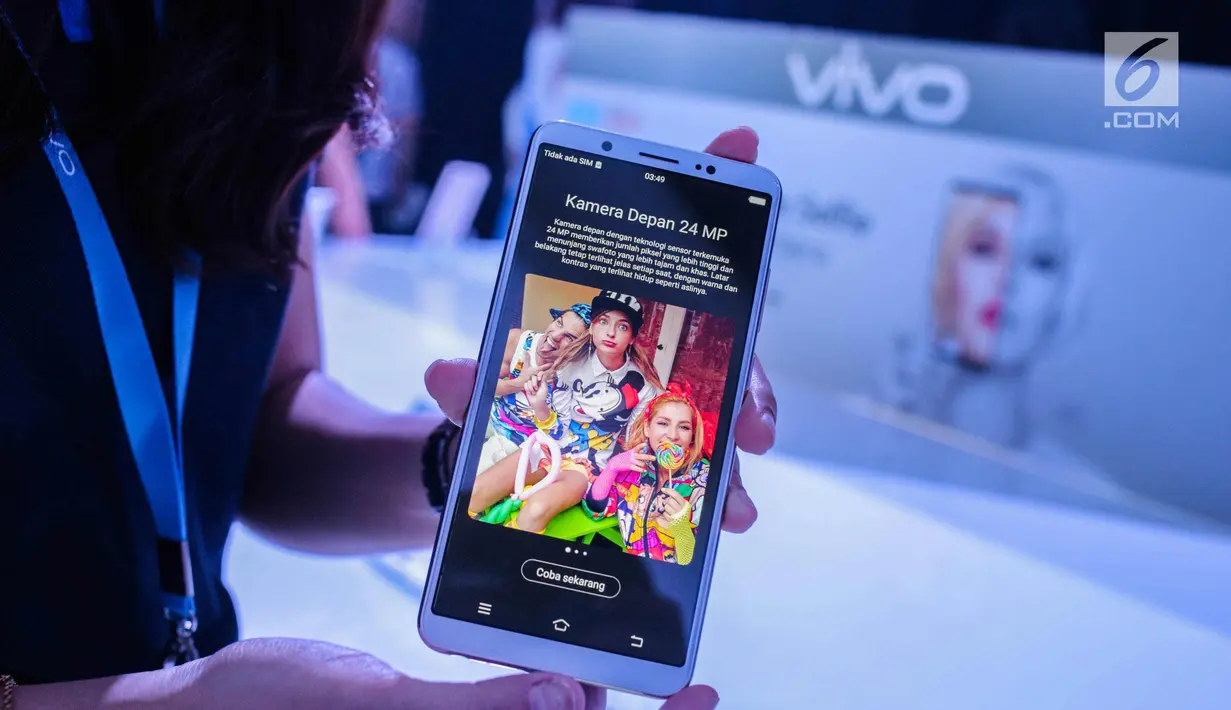 SPG menunjukkan fitur selfie Smartphone Vivo V7 Plus saat grand launching VIVO V7 Plus, Jakarta, Kamis (28/9). VIVO V7 Plus memiliki kamera depan 24 megapixel dan full view display. (Liputan6.com/Faizal Fanani)