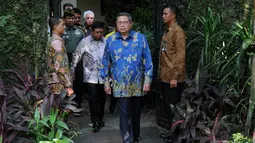 Pertemuan antara Presiden Susilo Bambang Yudhoyono dengan delegasi Koalisi Merah Putih berlangsung tertutup. Tampak, Presiden Susilo Bambang Yudhoyono bersiap memberikan keterangan pers di Puri Cikeas, Bogor, (2/9/2014). (Liputan6.com/Helmi Fithriansyah)