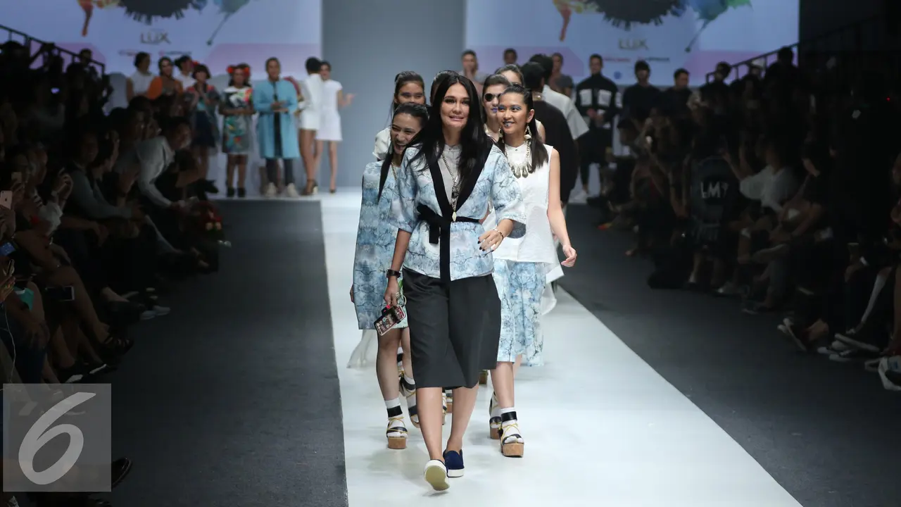 20151026-Jakarta-Fashion-Week-2016-Luna-Maya