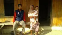 Pendamping PKH Sya'roni Karim saat mengunjungi Aliya balita tanpa anus di Geger Bangkalan