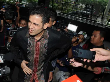 Terpidana korupsi Wisma Atlet Muhammad Nazaruddin tiba di Gedung KPK untuk menjalani pemeriksaan, Jakarta, Jumat (5/2). Semenjak turun dari mobil tahanan, Nazaruddin tampak terus memegang pinggang dan perutnya sembari berjalan. (Liputan6.com/Helmi Afandi)