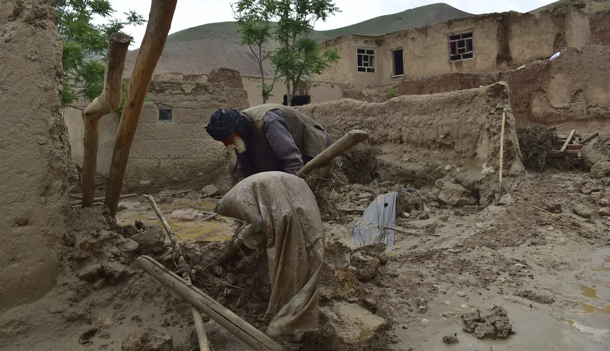 Jumlah korban jiwa akibat banjir bandang mematikan yang melanda Afghanistan utara pada hari Jumat meningkat menjadi 62 orang, sebagian besar perempuan dan anak-anak. (AP Photo/Mehrab Ibrahimi)