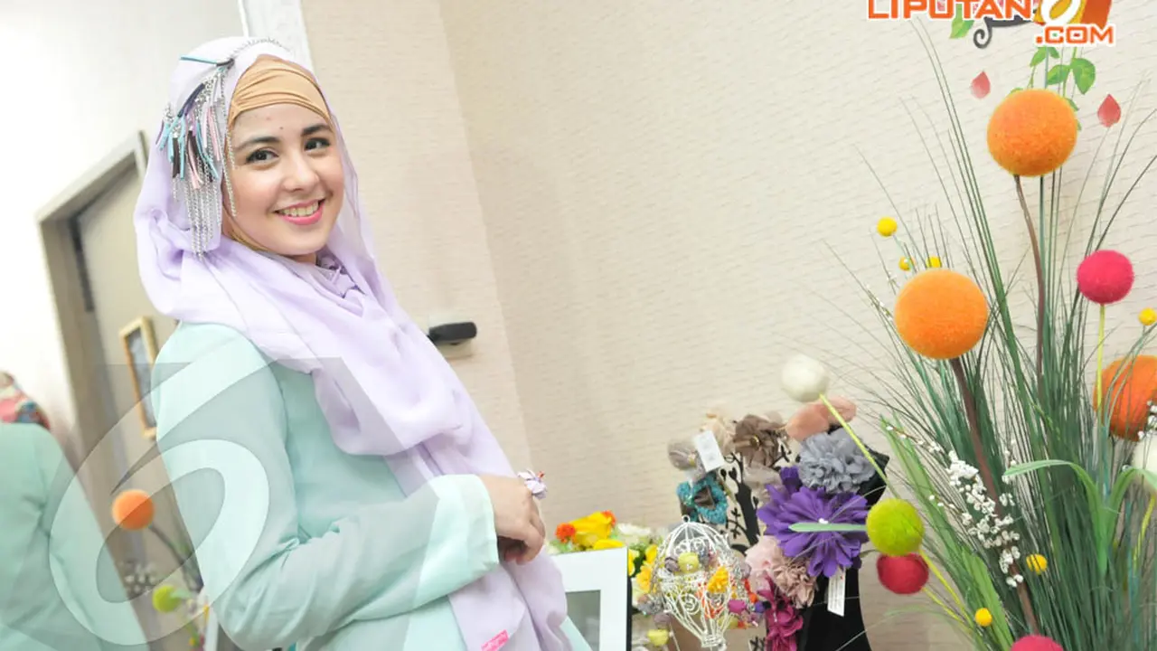 [FOTO] Pertama kali Pakai Hijab, Risty Tagor Mengeluh