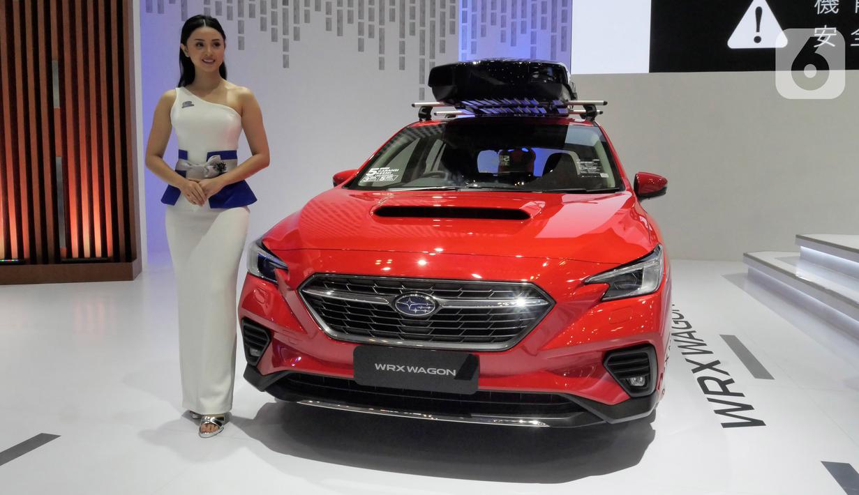 Model berdiri di samping mobil mewah Subaru WRX Wagon seharga Rp 1,03 miliar pada pameran otomotif GAIKINDO Indonesia International Auto Show (GIIAS) 2024 di Indonesia Convention Exhibition (ICE) BSD Tangerang, Banten, Jumat (19/7/2024). (merdeka.com/Arie Basuki)