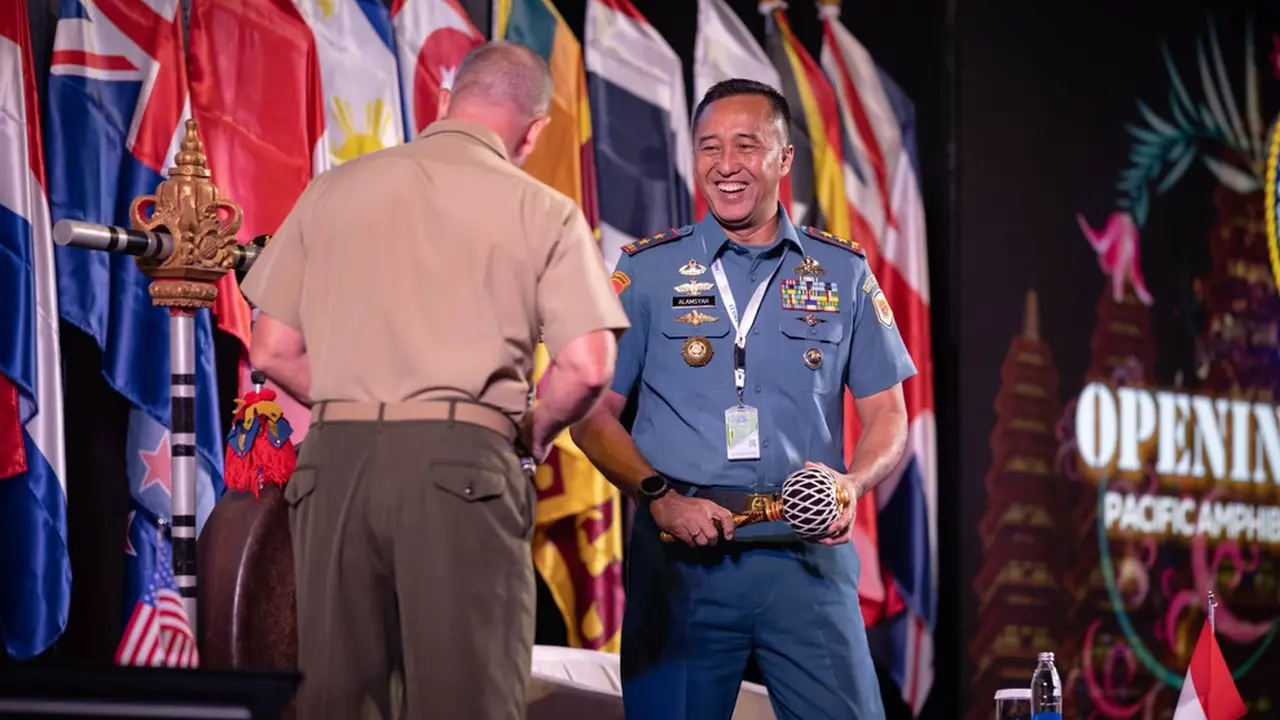 Komandan Korps Marinir RI Mayjen Nur Alamsyah dan Komandan Korps Marinir AS di Pasifik, Letnan Jenderal William Jurney di Pacific Amphibious Leaders Symposium, Bali.