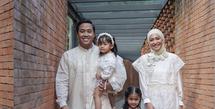 Pemilik nama lengkap Alsi Mega Marsha Tengker tampil tak biasa, kali ini ia tampil mengenakan hijab warna kekuningan dengan gaya kerudung yang dilitkan di leher. Credit:  (@inforiamiranda)