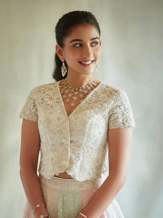 Tampilan Gaya Rambut dan Makeup Radhika Merchant Calon Istri Crazy Rich India, Anant Ambani . [@loveleen_makeupandhair/@rohanshrestha]