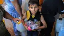 Anak-anak menunggu untuk mengisi jeriken mereka dengan air minum dari pabrik desalinasi air di kamp pengungsi Jabalia, Jalur Gaza, Palestina, 24 Agustus 2020. Krisis terjadi karena pembangkit listrik menghentikan operasinya karena kekurangan bahan bakar. (Xinhua/Rizek Abdeljawad)