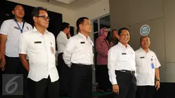 Kepala BNN Budi Waseso (kedua kanan) saat menunggu kedatangan Menkopolhukam Luhut Binsar Pandjaitan ke Gedung BNN, Jakarta, Kamis (10/3/2016). Kedatangan Luhut untuk mengecek langsung fasilitas yang dimiliki BNN. (Liputan6.com/Helmi Afandi)