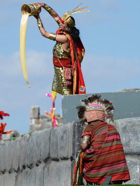 Seniman, David Ancca (kiri) melakukan perannya sebagai Kaisar Inca saat Festival Inti Raymi di kompleks benteng Sacsahuaman, Peru (24/6). (AFP Photo/Cris Bouronce)