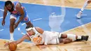Pebasket Brooklyn Nets, James Harden, berebut bola dengan pebasket Orlando Magic, Aaron Gordon pada laga NBA, Sabtu (16/1/2021). Nets menang dengan skor 122-115. (AP Photo/Mary Altaffer)