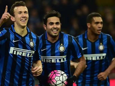 Para pemain Inter Milan merayakan gol yang dicetak oleh Ivan Perisic ke gawang Bologna pada laga Serie A Italia di Stadion San Siro, Sabtu (12/3/2016). Inter Milan berhasil menang 2-1 atas Bologna. (AFP/Giuseppe Cacace)