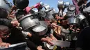 Diketahui, Israel menutup penyeberangan Gaza sejak 2 Maret 2025. Israel juga mencegah truk makanan dan bantuan masuk meski ratusan orang telah menunggu di perbatasan. (Foto: AFP)