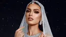 Miss Pakistan ini melengkapi penampilan dengan aksesori hiasan kepala dan anting-antingnya. Dengan makeup bernuansa kecoklatan dari lipstik coklat glossy, blush on, dan eyeshadow pada riasan matanya.  [@ericarobin_official]