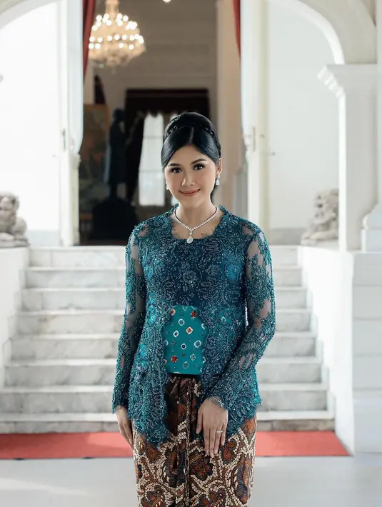 Di momen terbaru, Erina Gudono terlihat anggun mengenakan kebaya berwarna hijau. Di sini, baby bumpnya sudah semakin besar. Kira-kira jenis kelamin bayi Erina Gudono ini apa ya, Sahabat FIMELA? [Foto: Instagram/erinagudono]