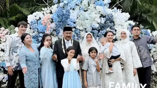 Ayudia Bing Slamet mengenakan kalung mutiara saat Mengantar Ibundanya Menikah. [@ayudiac]